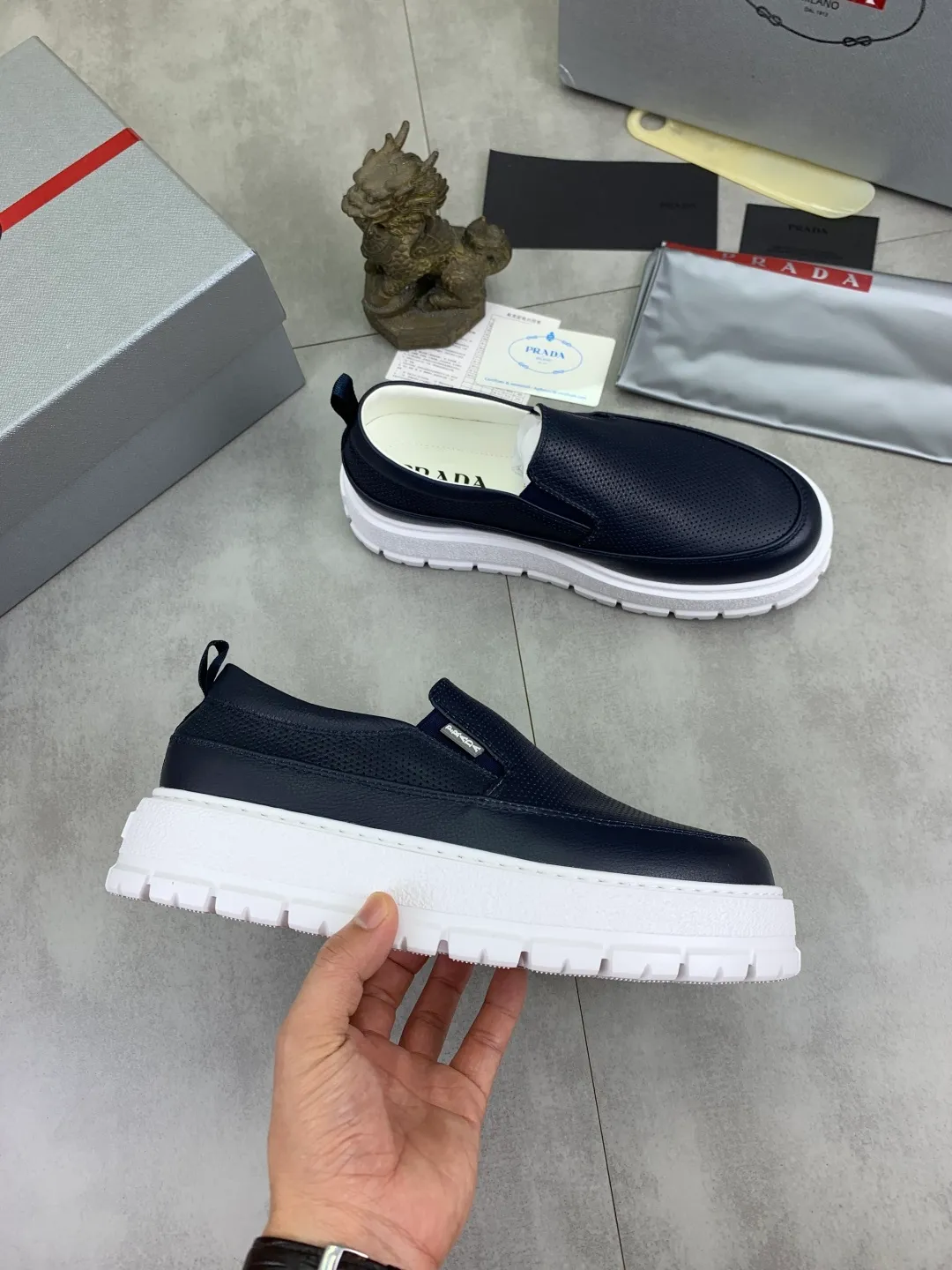 Men's shoes 💰P560💰[New model] The top version is available on the official website, 🆘 The trendy brand (Prada) mainly promotes the popular model, avant-garde and versatile fashionable men's shoes, private version mold opening, cowhide surface splicing 1:1.. Stylish and simple, original imported cowhide lining cowhide feet; the atmosphere and personality are more fashionable, eye-catching and pursuing class. It will subvert the old idea and be a must-have for fashionistas with you! Must keep it for yourself! Tall and comfortable, large and low, high-end quality workmanship. The new high-end outsole on the official website. Size: 38-45. 4️⃣colors available.